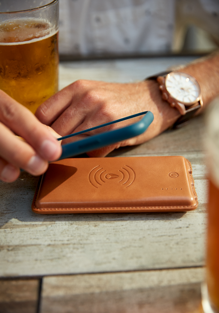 Wireless Charging Powerbank Brown View 4