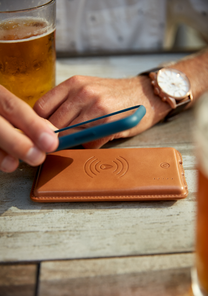 Wireless Charging Powerbank Brown View 4
